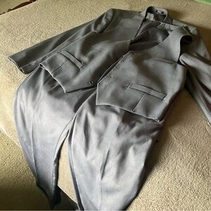 Men's Classic Gray 3-Piece Suit with Vest - Timeless Formalwear